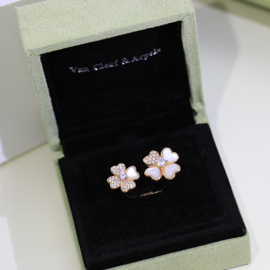 18K Cosmos Between the Finger Diamond Ring